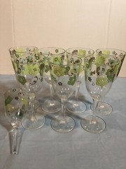 LOT of 8 MCM Floral Plastic Wine Glasses – 1 Broken Stem #F2