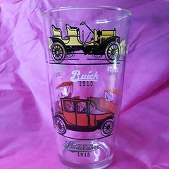 VINTAGE HAZEL ATLAS – 1960’s 24 oz GLASS TUMBLER FEATURING CLASSIC CARS