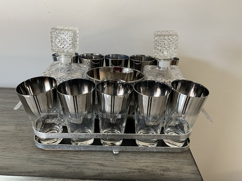 Vintage Dorothy Thorpe Fourteen Piece Set Clear Fades To Silver From 1950