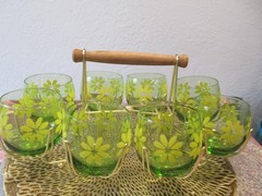 Flower Power 60″s 70″s 7 Roly Poly Glasses w /Caddy Green Yellow Daisies
