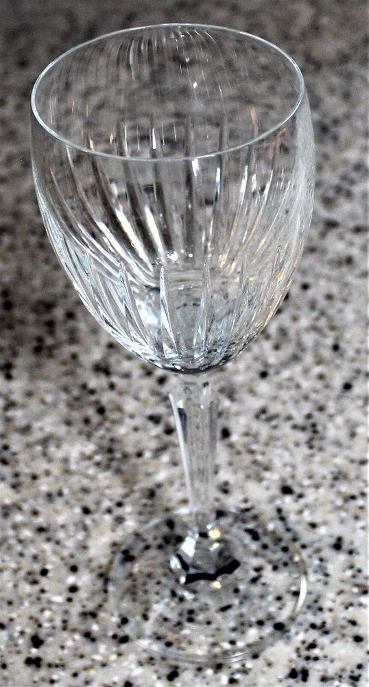 Schott-Zweisel ~ CEREMONY 7-7/8″ WINE GLASS (8 Ounce) CLEAR VERTICAL CUT 1993-93