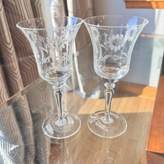 Pair of Vintage Etched Floral Leaf Thin Glass Wine Glasses 7.75” Tall