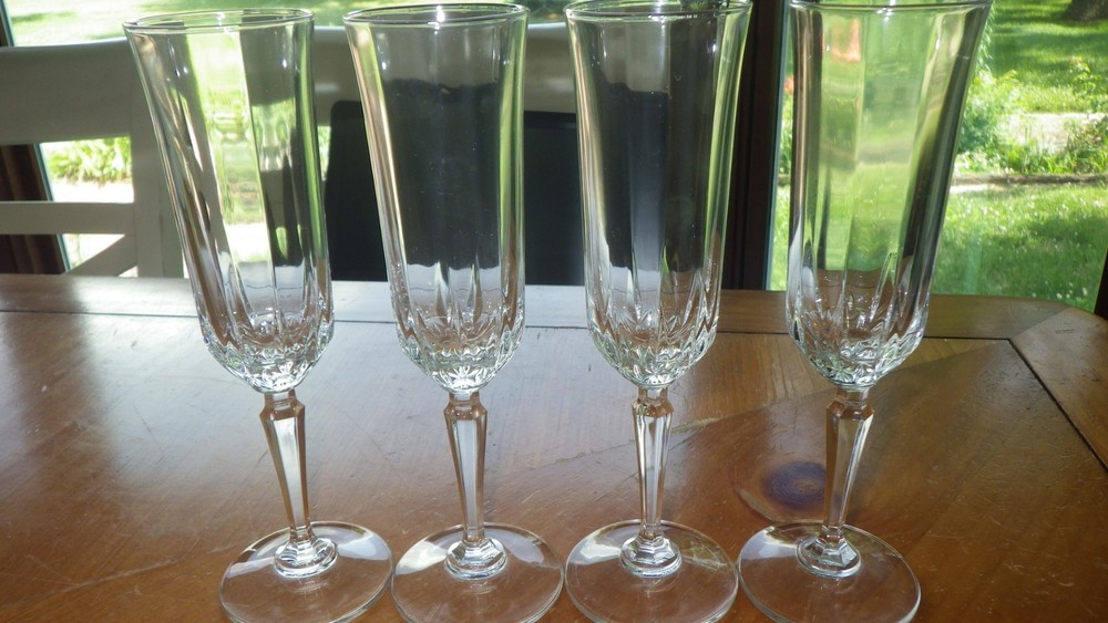 Champagne Flutes Glasses Pressed Glass Fascination pattern 4 6 oz faceted stems