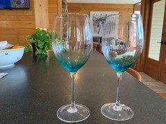 TEAL BLUE OMBRE PAIR OF 2 WINE LONG STEM GOBLETS NEAR PERFECT CONDITION