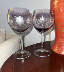 SET (2) VINTAGE ROMANIA DANUBE FLORAL ETCHING WINE GLASS PURPLE/AMETHYST 8 1/2″