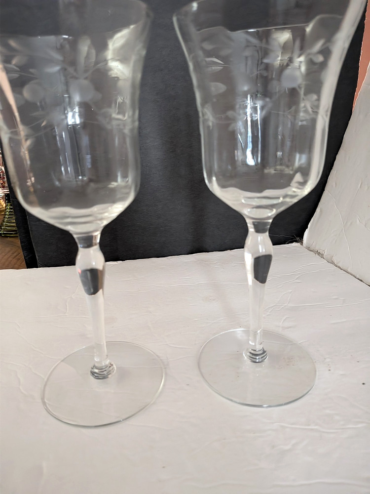 Set of 2 Etched Floral & Leaf designs Crystal Wine Glasses