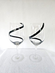 Pier 1 – Swirline BLACK – Water/Wine Goblets Glasses – 16 oz. – Set of 2 – EUC
