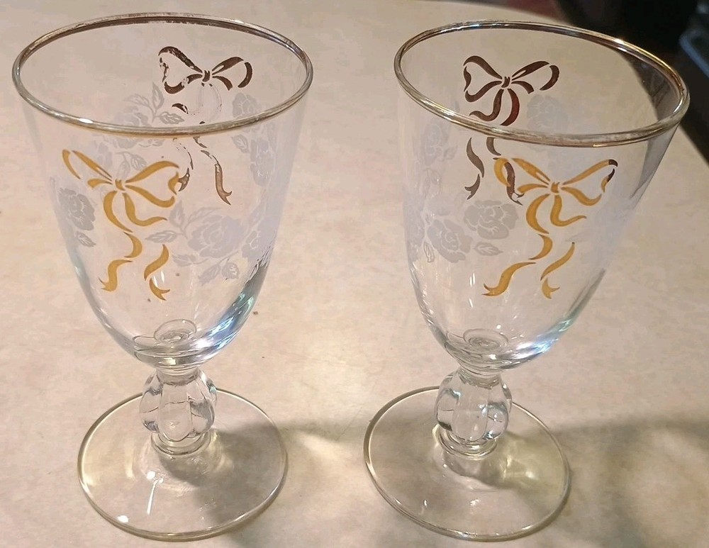 Set of 2 Vtg Etched White Roses Ribbon Gold Trim Glass Stemmed Cordial Glasses