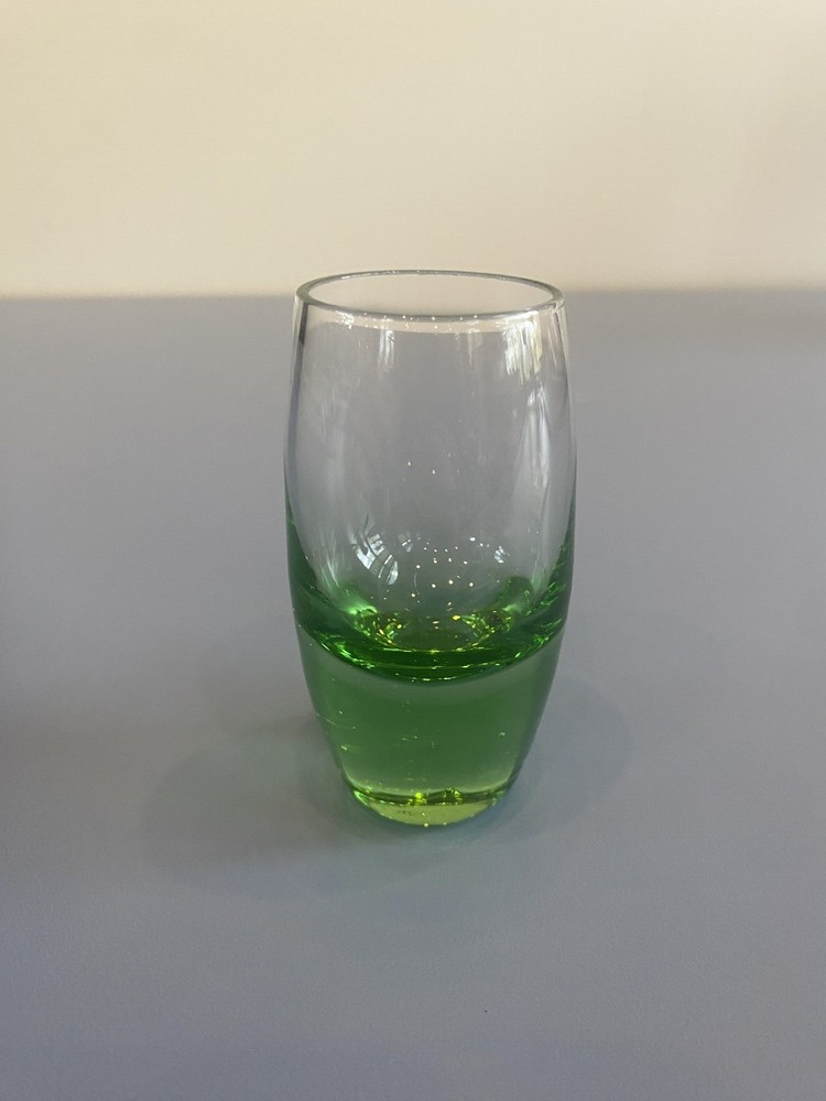 BEAUTIFUL VTG Emerald Green To Clear Shot Glass W/Tiny Controlled Bubbles 3.5″H