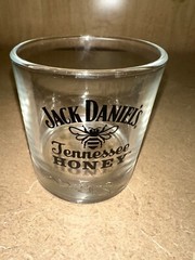 Jack Daniel’s Tennessee whiskey glass 8 oz raised embossed bee on bottom