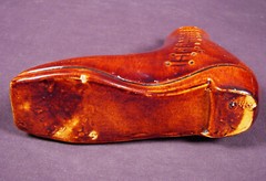 VERY RARE ANTIQUE AMERICAN 1850s LADY’S SHOE FLASK ROCKINGHAM YELLOW WARE MINT
