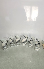 Silver Colored Metal Caddy Rack Holder – Set of 6 Black/White Drinking Glasses