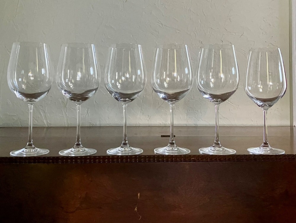 Set of 6 large wine goblets, 1 goblet is slightly smaller.