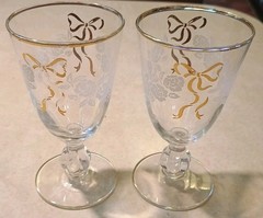 Set of 2 Vtg Etched White Roses Ribbon Gold Trim Glass Stemmed Cordial Glasses