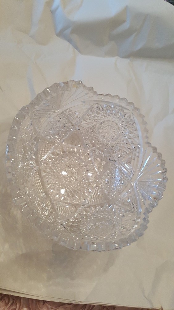 ON SALE Cut lead crystal bowl. 9″ wide, 4.5″ tall. Chip on tooth