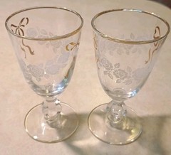 Set of 2 Vtg Etched White Roses Ribbon Gold Trim Glass Stemmed Cordial Glasses