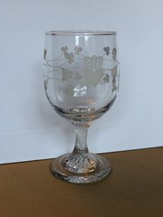 VINTAGE EAMON Etched Wine Glass CLADDAGH & SHAMROCK Design