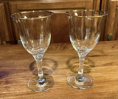 2 Elegant Bell Shaped Wine Glasses Gold Trim 7.5 Tall Clear Pleated Stem Barware