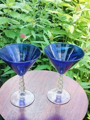 METROPOLIS: 2 Libbey Martini Cocktail Glasses Cobalt Blue With Clear Stem