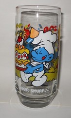 1983 Peyo Glass Tumbler Featuring BAKER SMURFS Party Cake
