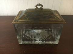 1 Crystal Biscuit Box