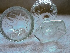 HOMCO lidded glass egg, 5″ tall, clear glass, fan design