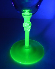 VINTAGE BRYCE OPTIC ETCHED URANIUM GREEN STEM 6-1/4″ WATER GOBLET WINE GLASS
