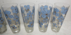RARE Vintage MCM 8 Piece Gold Trim Blue Shamrock Drinking Glasses Set Wire Caddy