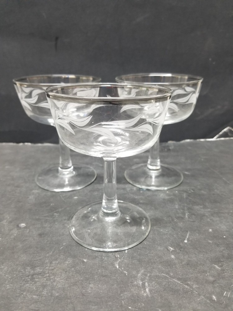 3 VTG CRISTAL D’ARQUES PARISIENNE CHAMPAGNE LAUREL LEAF PLATINUM RIM COUPES