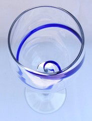 Home Essentials – SWIRL BLUE – 9″ WINE GLASS