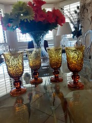 WILLIAMS SONOMA AMBER GLASSES FLEUR DE LIS STEMMED GOBLET HOB NAIL SET OF 4