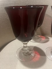 VINTAGE «KNIGHTS TALE» RUBY RED WINE GOBLETS 14 OZ /7.25″ TALL BY ARC~SET OF 3