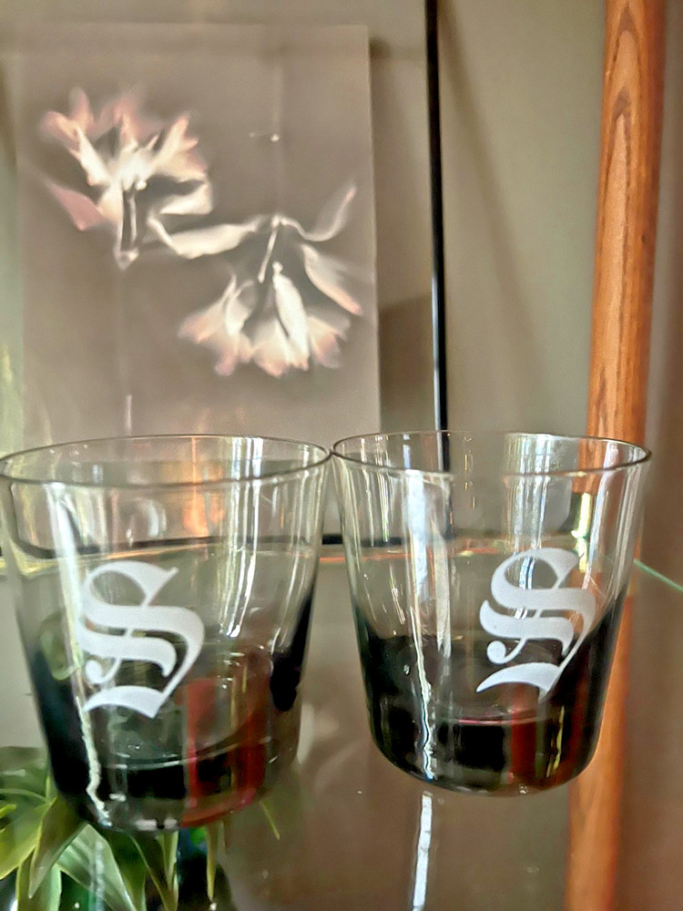 VTG MONOGRAMMED «S» GLASS TUMBLER Smoke Black Set of 2