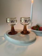 Vintage Amber Beehive Stem Wine Glasses Pair Gold Grapevine Römer Style 4.25″