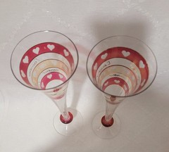 PAIR-VTG-1970s-ETCHED HEARTS RUBY RED FLUTES CHAMPAGNE L’AMOUR 11″ Tall GLASSES