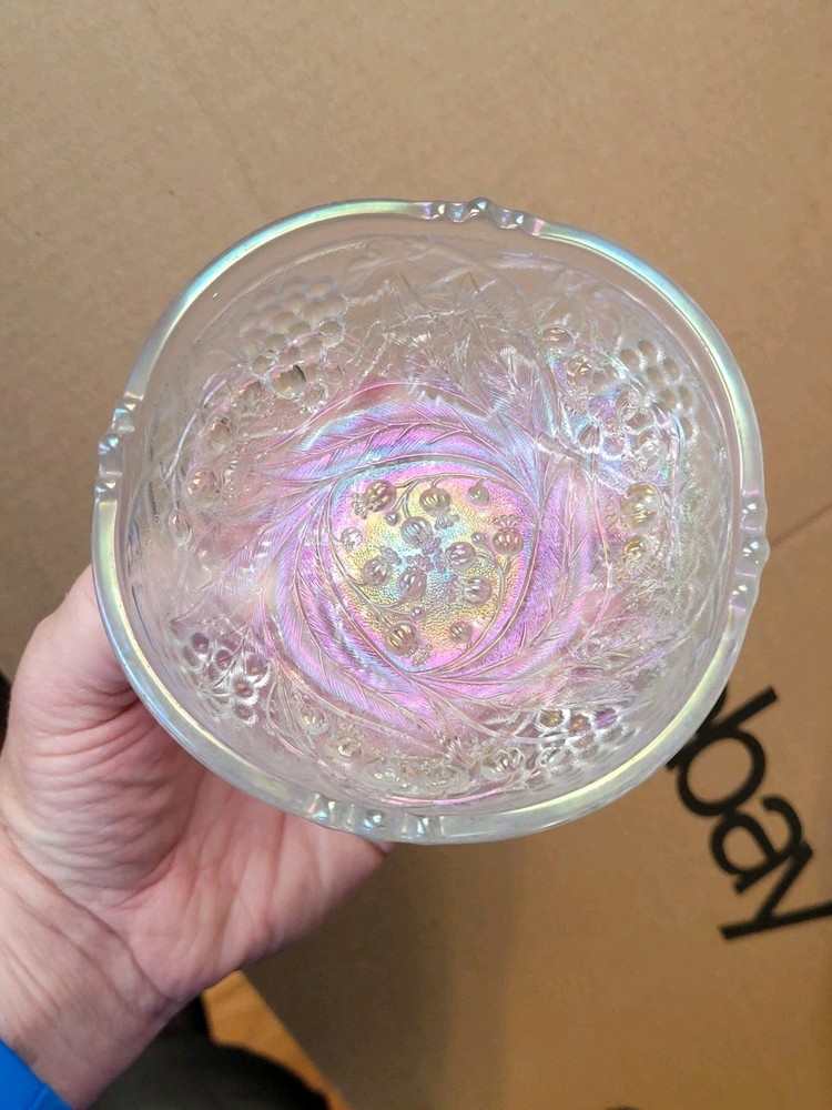 Pretty White US Glass Carnival Glass Palm Beach Berry Bowl Gooseberry Interior