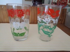 2 Vintage Juice Glasses White & Red Flowers Green Leaves 3 3/4″