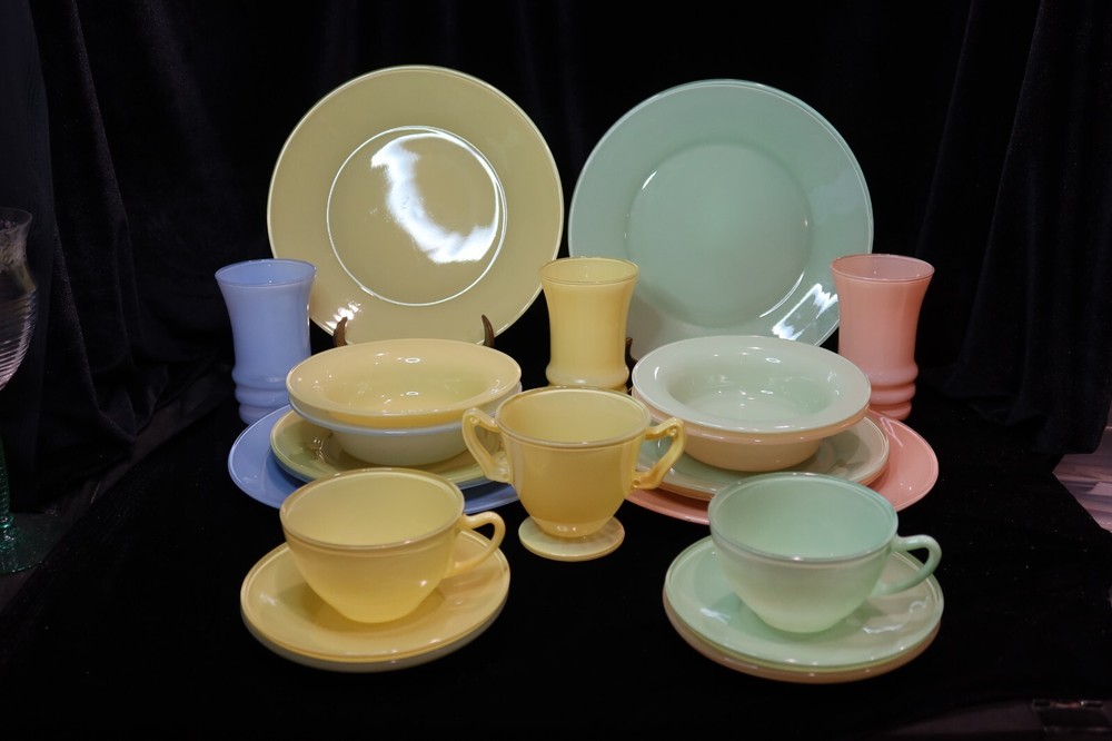 ANCHOR HOCKING RAINBOW 22 PIECES INCLUDING 4 RARE CEREAL YELLOW PEACH BLUE GREEN
