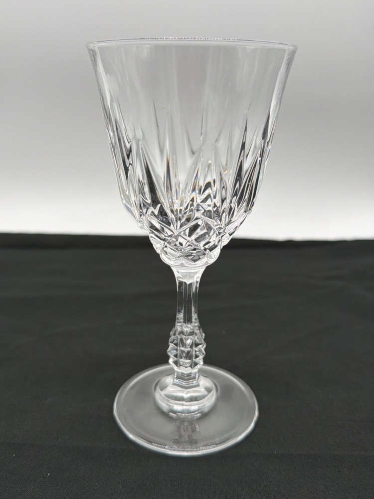 Cut Crystal Wine Glass With Intricate Starburst Design And Diamond-Cut Stem 6.25