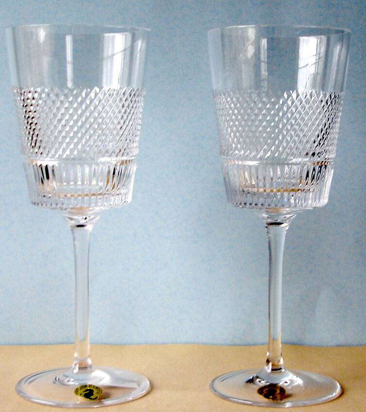 Waterford Crystal Diamond Line Wine Glass Pair 8.5″ Tall 10 oz. 40029276 New