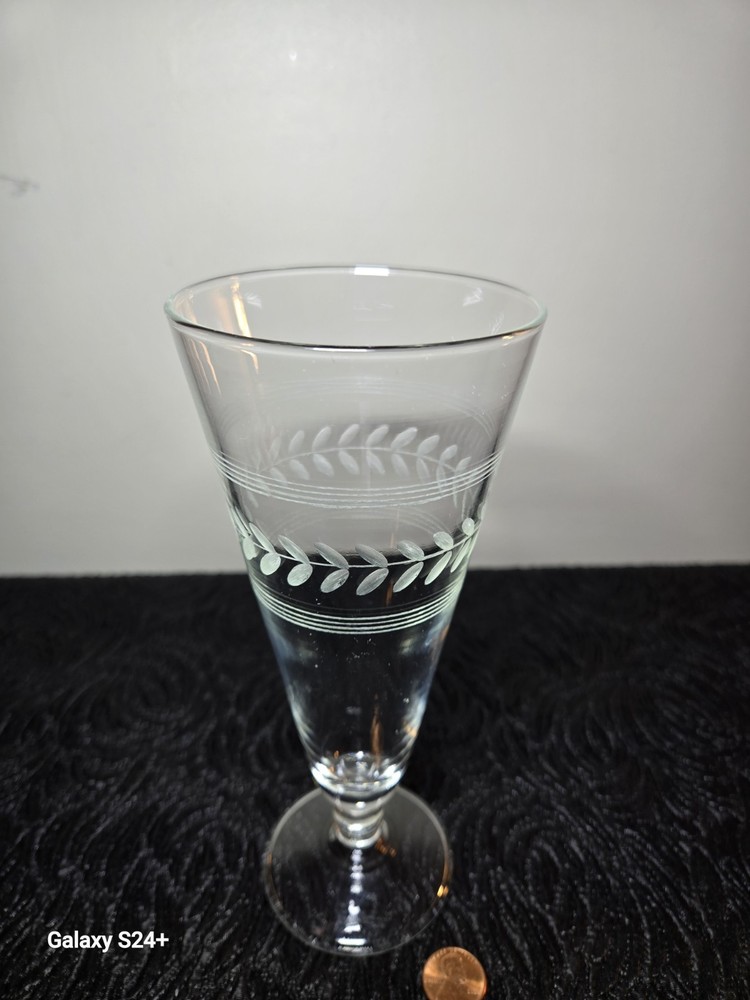 (1) Vintage Footed Pilsner Etched Glass Stripe & Laurel Band, 7-1/4 in. Clear