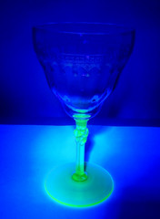 VINTAGE BRYCE OPTIC ETCHED URANIUM GREEN STEM 6-1/4″ WATER GOBLET WINE GLASS