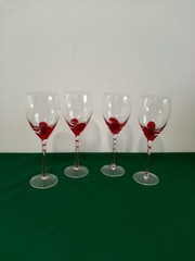 Pier 1 Imports Red Swirled Stem Optic Teardrop Wine Glasses Art Glass – Set Of 4