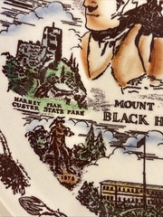 Beautiful Vintage Multi Color Vernon Kilns Mount Rushmore South Dakota Plate MCM
