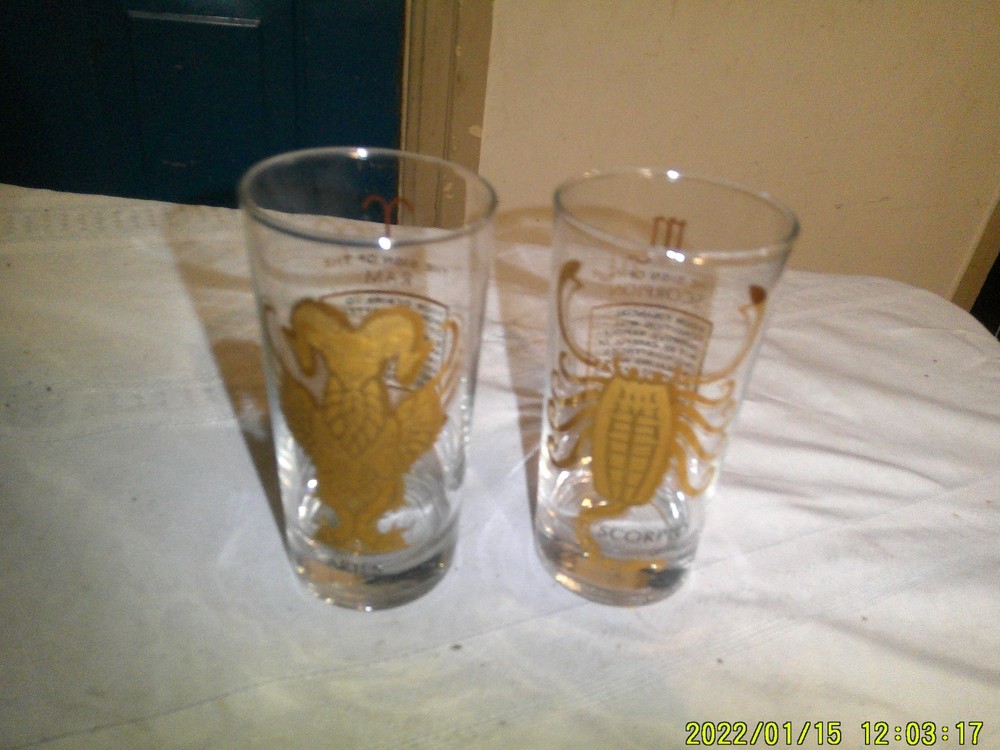 2 VINTAGE ZODIAC DRINKING GLASS GLASSES ARIES SCORPIO GOLD GRAPHICS