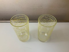 Mid-Century Modern clear drinking glasses featuring a yellow «lines and dots