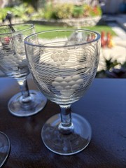Vintage depression Era cordial glasses feature a «Grape on Grid» etched pattern