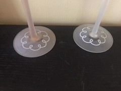 TWO’S COMPANY 2 Hand Painted Romantic Floral Stemmed Wine Glasses 8” NEW COND