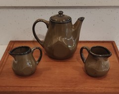 Tuxton 17 oz. Ceramic Coffee/Tea Pot and (2) 4 oz. creamer cups
