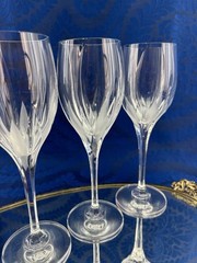 ONE ONLY Mikasa Flame D’amore Clear Crystal Wine Glasses 9″ Frosted Mint